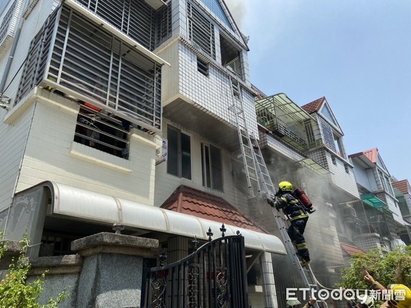 台南歸仁住宅火警消防人員架梯搶救民眾脫困 Ettoday地方新聞 Ettoday新聞雲