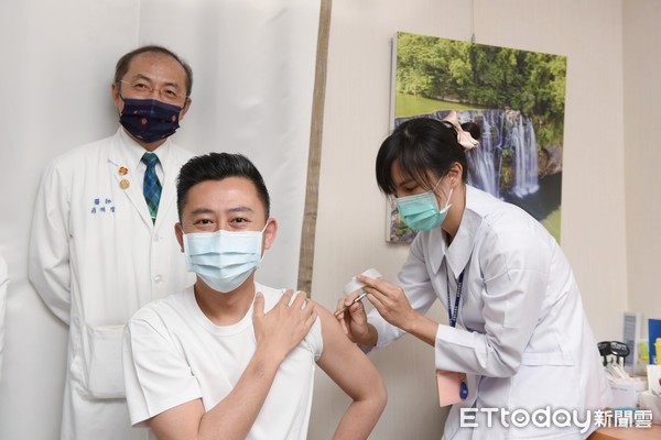 ▲新竹市長林智堅12日到新竹馬偕醫院接種疫苗，「打完覺得抵抗力增強了。」（圖／記者黃孟珍翻攝）