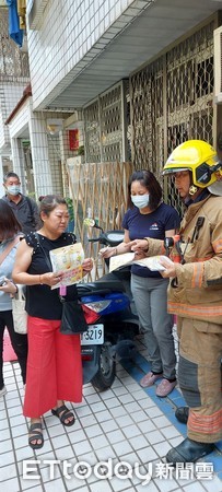 ▲台南市歸仁區南潭三街162巷內發生住宅火警，消防人員正面架梯搶救民眾脫困，並全力射水搶救火中。（圖／記者林悅翻攝，下同）