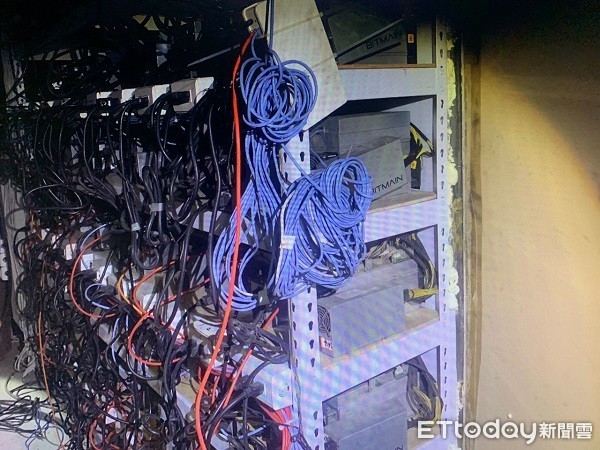 ▲▼挖礦現場發現大量電纜，並查出私自偷接電源。（圖／龜山警分局提供）