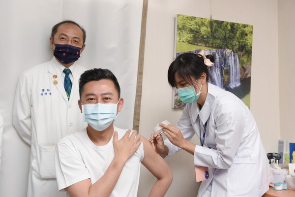 ▲新竹市長林智堅到新竹馬偕醫院接種疫苗。（圖／新竹市政府提供）