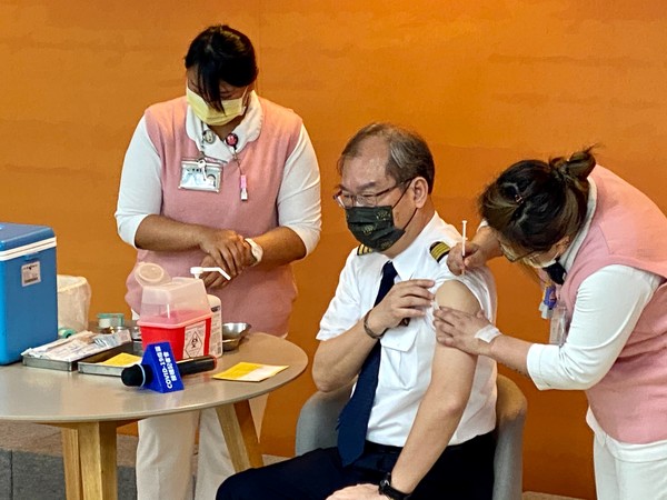 ▲▼中華航空總經理高星潢12日在衛生福利部桃園醫院完成新冠疫苗接種。（圖／華航提供）