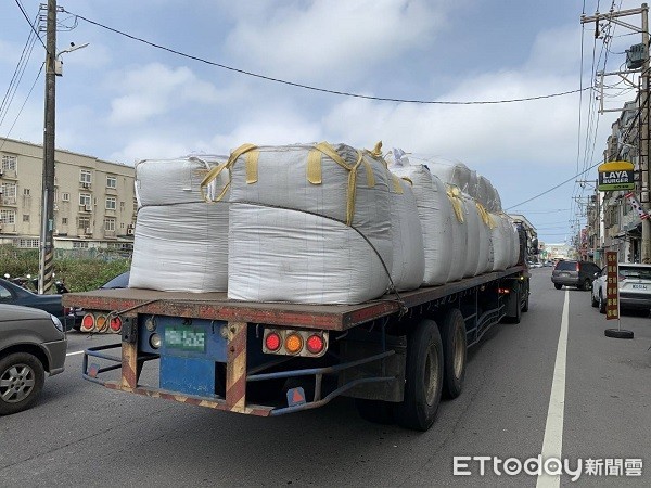 ▲肇事大貨車滿載貨物行駛市區道路。（圖／大園警分局提供）