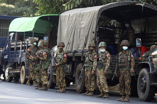▲▼站在軍用卡車旁邊的緬甸士兵。（圖／達志影像／美聯社）