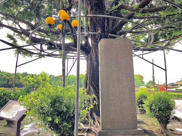 ▲台南知名古剎「赤山龍湖巖」，三面環水，讓寺廟有如建造於一座陸島之上，夕陽月升之美，遠近馳名。（圖／翻攝自台南旅遊網、雲嘉南風景區網站，下同）