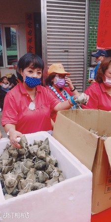 ▲▼易淑寬到白沙屯媽祖發送物資給進香旅客 。（圖／易淑寬提供）