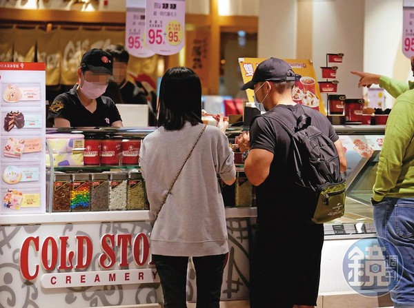 16：47 工作結束後，李玖哲與同事一起去買冰淇淋，犒賞自己辛勞。