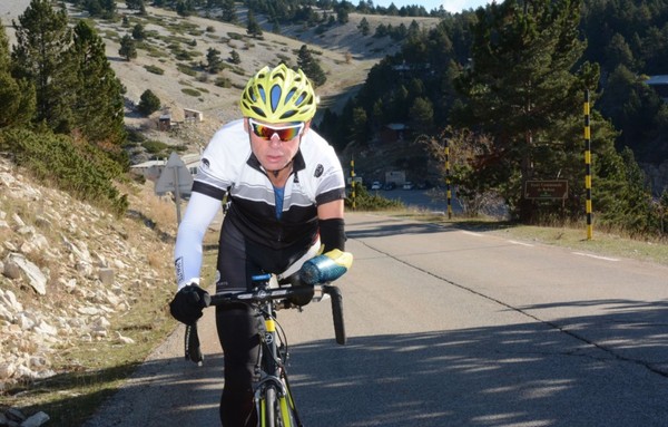 ▲只剩一隻手、一條腿！54歲法國男海蒂奇（Christian Haettich）成功挑戰2574公里高山騎行。（圖／翻攝自推特Mamil Sports ）