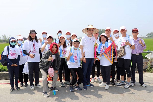 ▲黃敏惠與12大專生步行10公里體驗大甲媽祖進香。（圖／嘉義市政府提供）