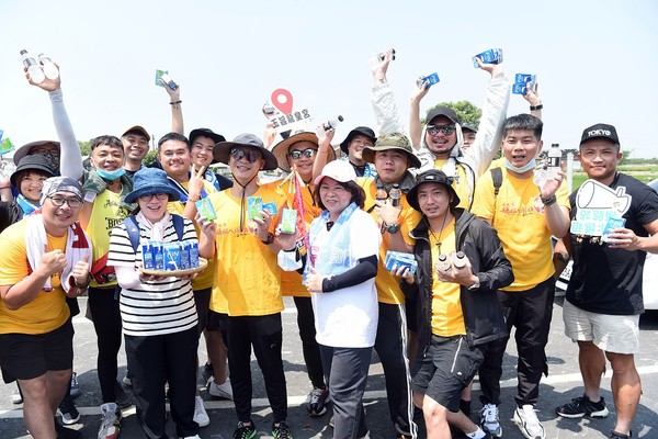 ▲黃敏惠與12大專生步行10公里體驗大甲媽祖進香。（圖／嘉義市政府提供）