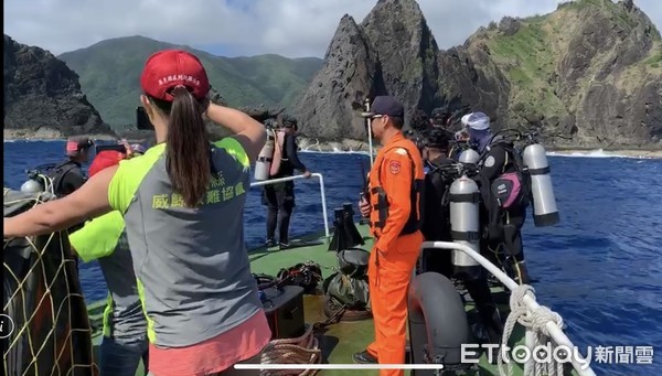 ▲蘭嶼情人洞釣客落海。（圖／記者楊漢昇翻攝）