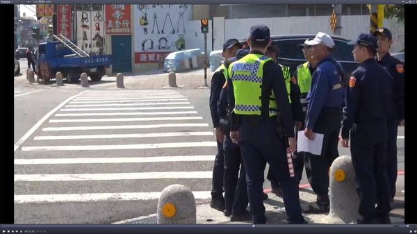 ▲彰化員林警分局員警圈圍陳抗者。（圖／記者唐詠絮翻攝）