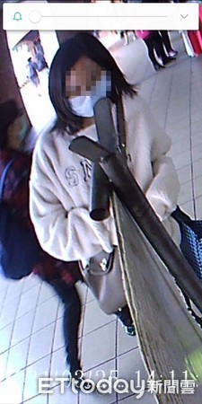 ▲▼年輕女子穿的大學T，戴著眼鏡、口罩，在淡水捷運站偷竊銀項鍊             。（圖／翻攝臉書《細說淡水》）
