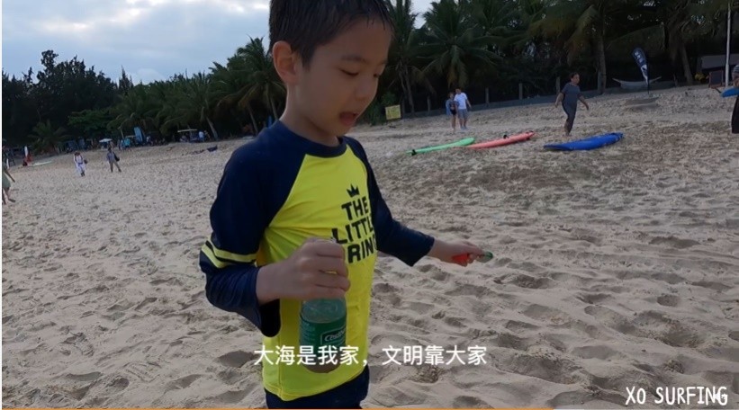 ▲7歲嗯哼沙灘上突「彎腰撿玻璃」　真實原因感動網：教得好好！（圖／翻攝自微博／霍思燕）