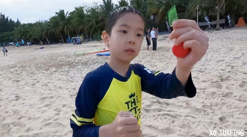 ▲7歲嗯哼沙灘上突「彎腰撿玻璃」　真實原因感動網：教得好好！（圖／翻攝自微博／霍思燕）