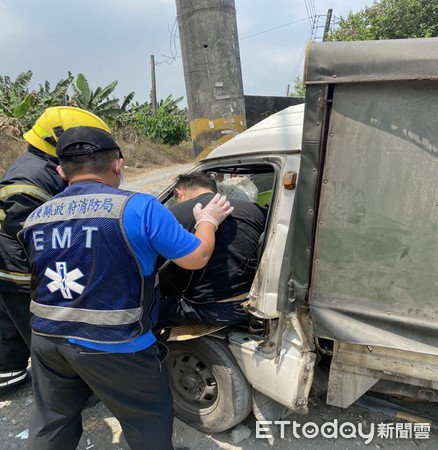 ▲麟洛南二高下方平面道路發生自小貨車自撞電線桿車禍，麟洛消防分隊員救援           。（圖／記者陳崑福翻攝，以下同）