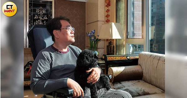 萬安生命創辦人吳珅篁，35年來堅持創業與建設投資，堪稱對抗僵直性脊椎炎的鬥士。身旁這隻名為Happy的貴賓犬，據他說可能是病逝愛犬Andy投胎轉世。（圖／馬景平攝）