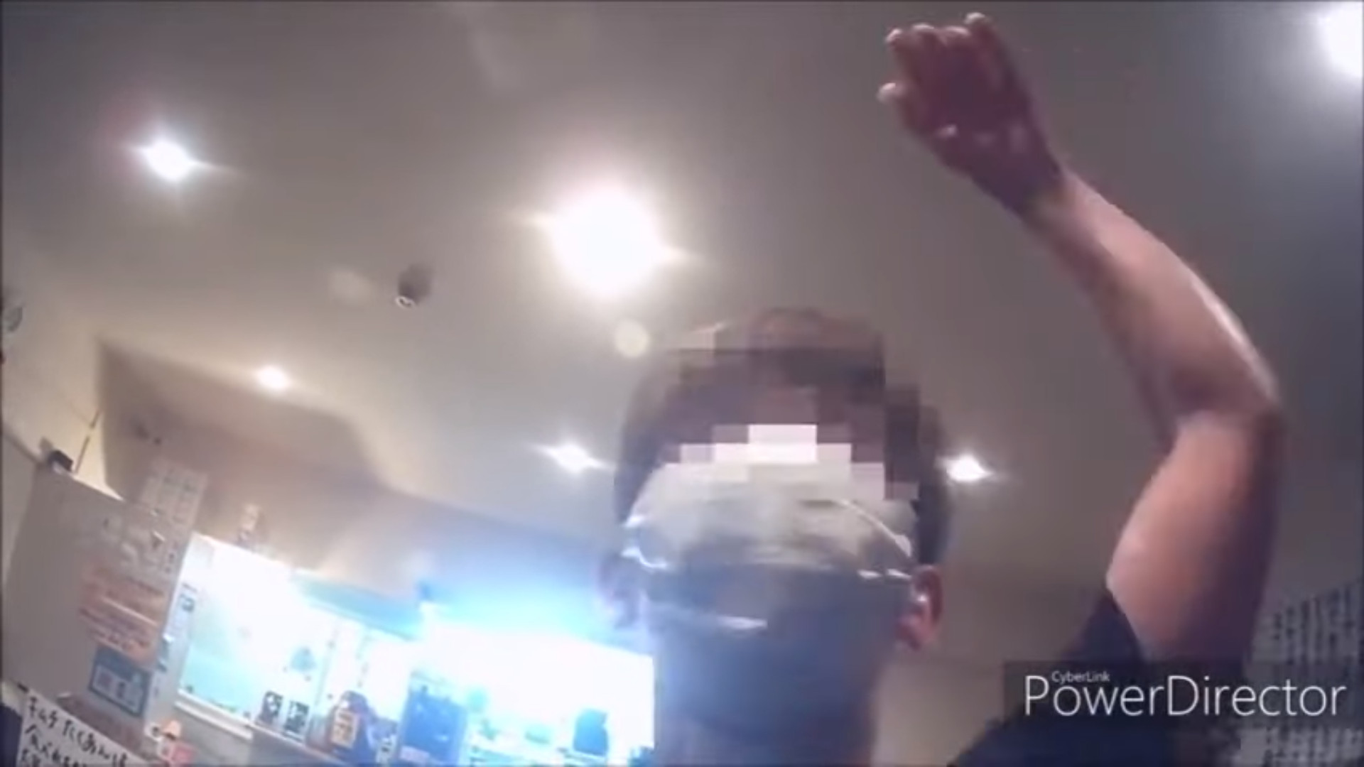 誇張畫面！日本Uber外送員「取餐1動作」 遭店家暴打逼下跪道歉 