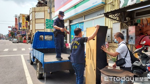 ▲台南市警新營分局持搜索票查扣遊藝場涉案違法電玩，將林姓業者等人函送法辦。（圖／記者林悅翻攝，下同）