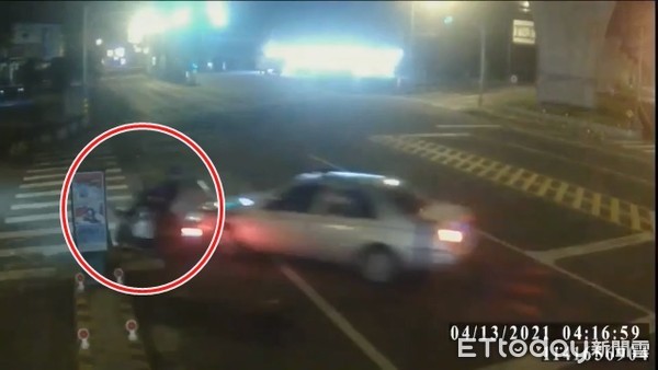 ▲▼王男騎車被撞倒後要逃跑，連姓主嫌2車攔阻後被擄走王男。（圖／記者游芳男翻攝，下同）