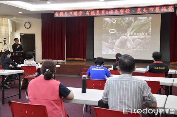 ▲台北市文化探索協會黃俊誠秘書長分享有機的經營概念，從市集、餐飲、綠色產業，打造綠色消費網，創造綠色餐飲新指南。（花蓮縣政府提供，下同）