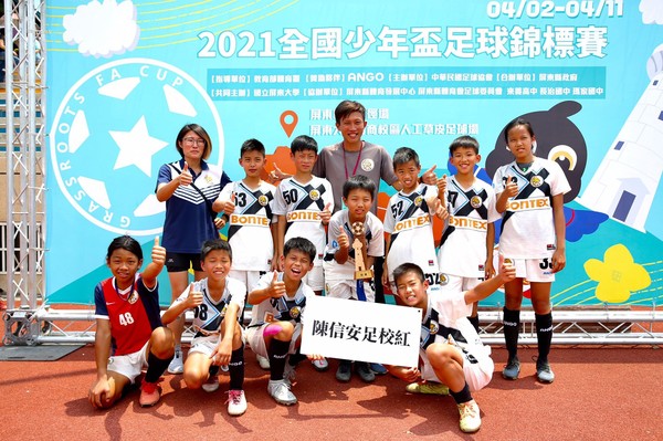 ▲▼陳信安足球學校在全國少年盃公開六年級組冠軍，教練李孟哲             。（圖／球隊提供）