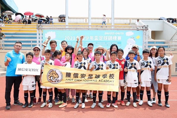 ▲▼陳信安足球學校在全國少年盃公開六年級組冠軍，教練李孟哲             。（圖／球隊提供）
