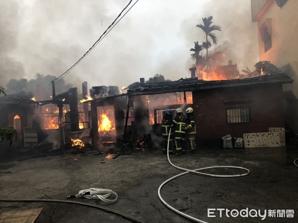 ▲雲林縣斗南鎮今日早上發生民宅火警，一處平房屋內堆置許多雜物、無人居住，突竄火苗且火勢一發不可收拾，猛烈火勢驚動社區住戶。 （圖／記者蔡佩旻翻攝）