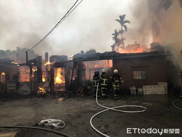 ▲雲林縣斗南鎮今日早上發生民宅火警，一處平房屋內堆置許多雜物、無人居住，突竄火苗且火勢一發不可收拾，猛烈火勢驚動社區住戶。 （圖／記者蔡佩旻翻攝）