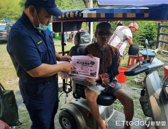 ▲ 台東關山警走入部落參與活動祭典，宣導「高齡者交通安全」。（圖／記者楊漢聲翻攝）