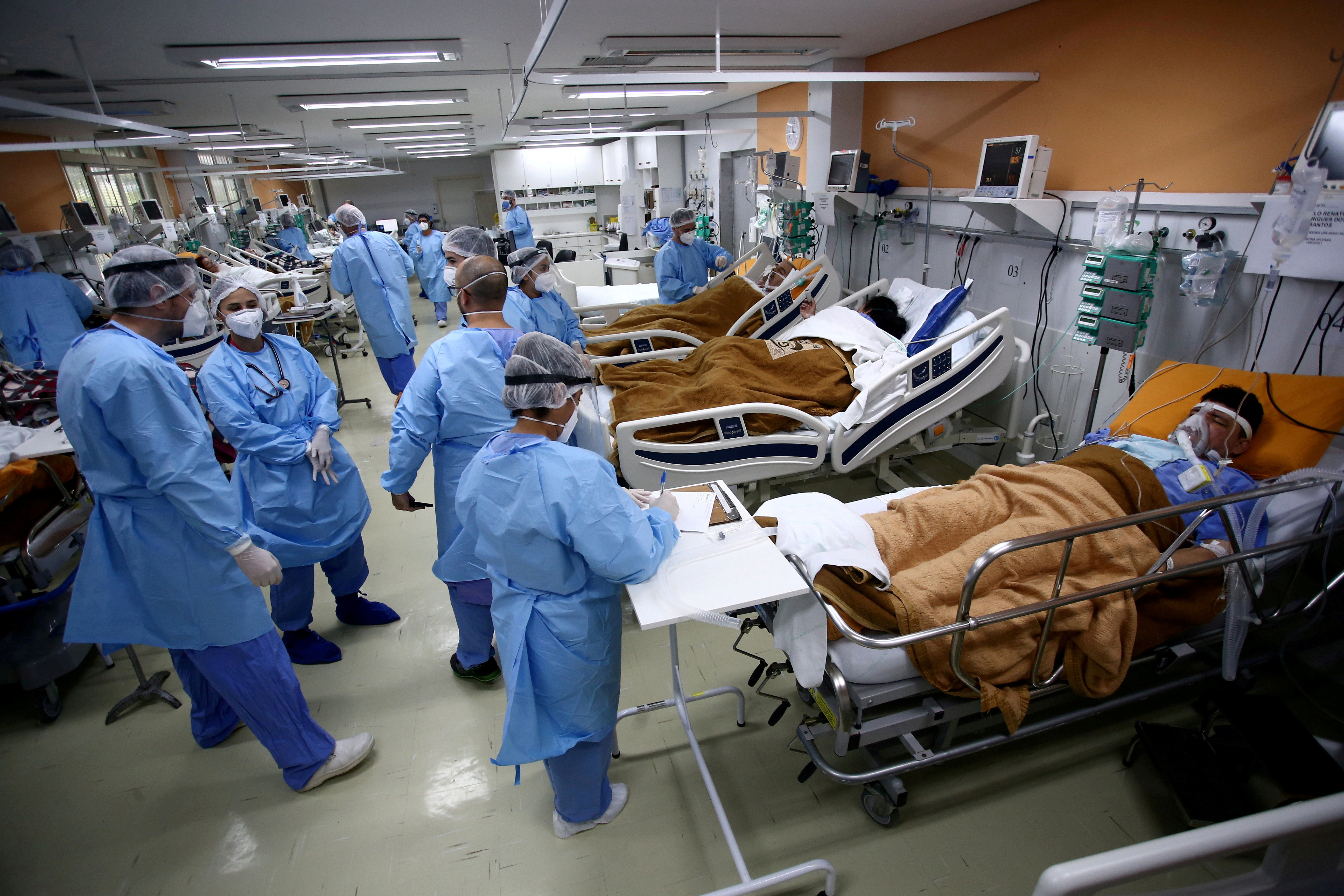 ▲▼巴西阿雷格里港（Porto Alegre）一家醫院的急診室滿滿都是收治的新冠患者。（圖／路透）