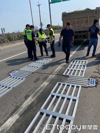 ▲學甲分局攜手交通警察大隊及麻豆監理站，出動「活動地磅」在台61線快速公路北門段執行「取締各式大型車超載」專案勤務，守護用路人安全。（圖／記者林悅翻攝，下同）