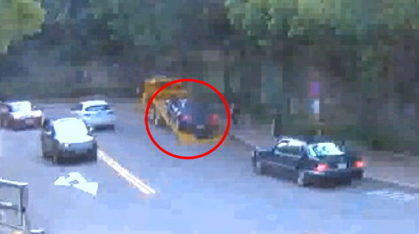 叫信用卡道路救援！拖吊業者撞壞BMW跑車　駕駛：兩邊都在推。（圖／東森新聞）