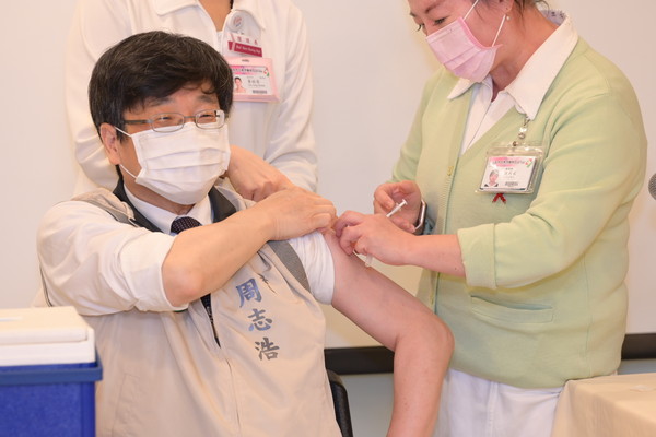 ▲▼疾管署長周志浩今日接種AZ疫苗。（圖／指揮中心提供）