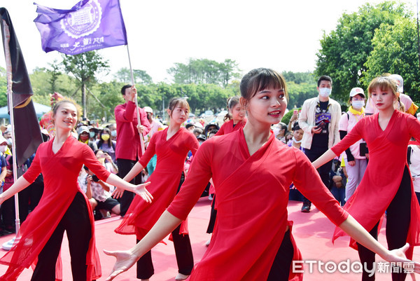 ▲明道大學用無人機及跳祈福舞迎大甲媽祖。（圖／明道大學提供）