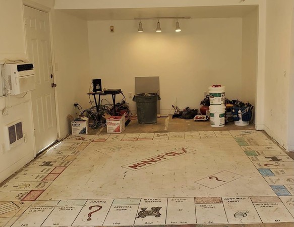 ▲▼國外網友發現地毯下暗藏「巨型大富翁地圖」。（圖／翻攝自Reddit／@u/Yamaha234）