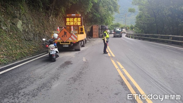 ▲▼蘇花公路「大貨車90度翻覆」！現場1線道封閉　1人受傷送醫。（圖／記者游芳男翻攝）