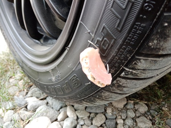 ▲輪胎被假牙弄到爆胎。（圖／翻攝自Facebook／Leo Padilla-Ricarte）