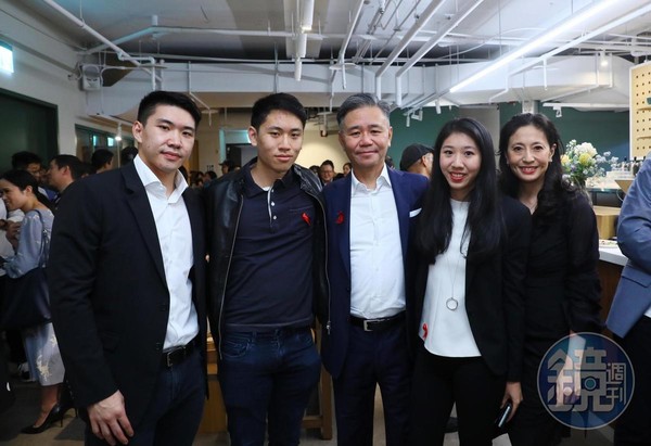 台塑二代、JM Eagle董事長王文祥（中）偕妻王范文華（右1），全家力挺長子王泉德（左1）投入公益慈善。