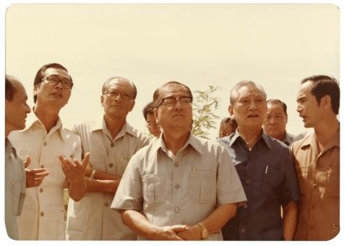 民國72年，時任內政部長的林洋港(左4)巡視崇德工業區。(圖／翻攝自台灣國家公園典藏人物誌)
