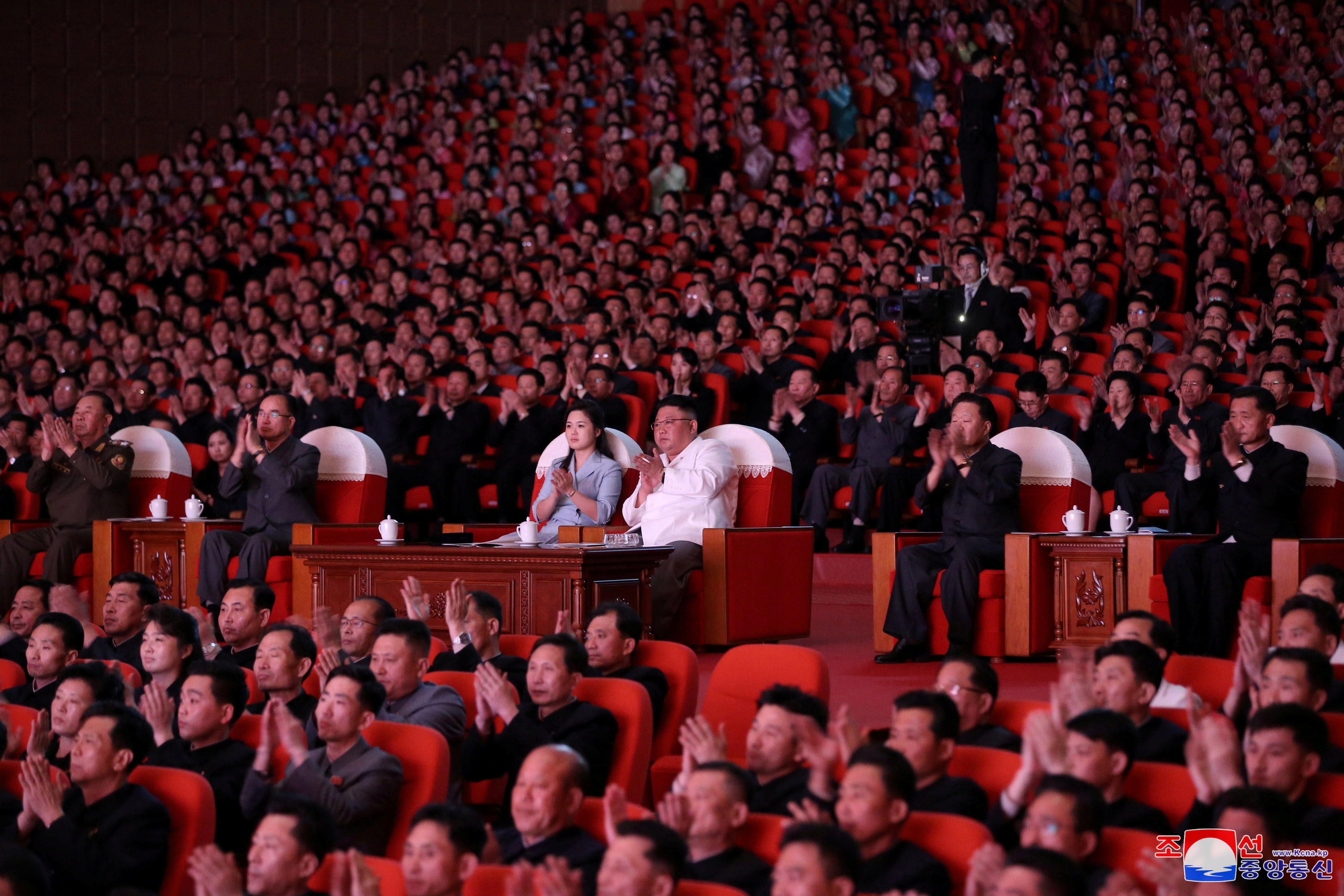 ▲▼金正恩與李雪主觀賞太陽節紀念公演。（圖／路透社）