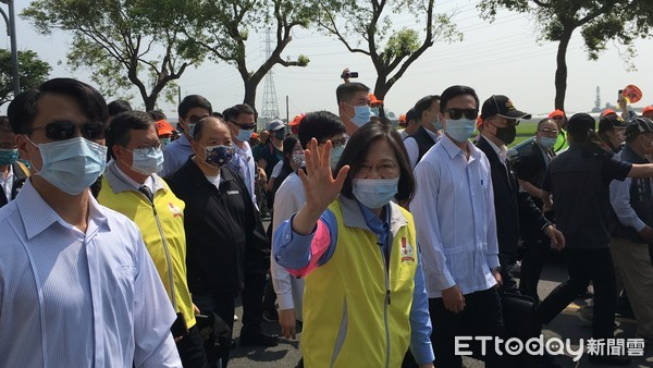 ▲總統蔡英文出席「白沙屯媽祖北港進香」活動，由溝皂真武殿牌坊步行隨香致北辰派出所白沙屯媽祖停駕處上香祈雨。（圖／記者蔡佩旻翻攝）