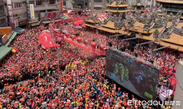 ▲總統蔡英文出席「白沙屯媽祖北港進香」活動，由溝皂真武殿牌坊步行隨香致北辰派出所白沙屯媽祖停駕處上香祈雨。（圖／記者蔡佩旻翻攝）