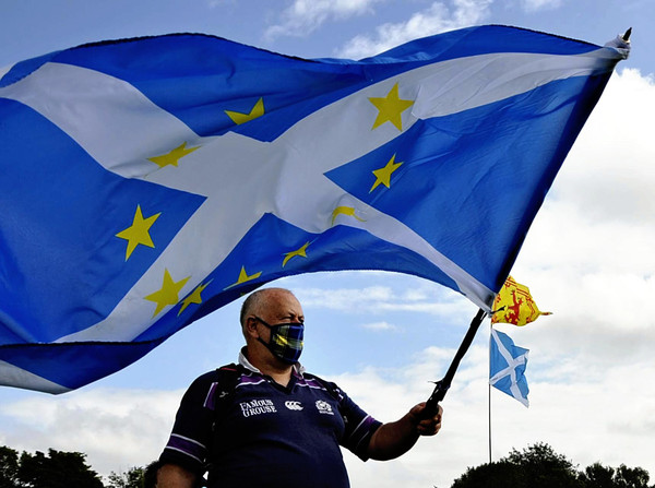 ▲蘇格蘭獨立公投即將捲土重來。圖為獨派支持者揮舞著蘇格蘭國旗（或稱聖安德烈十字旗）。            （圖／達志影像／美聯社）