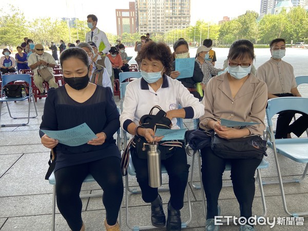 ▲太魯閣殉職司機員母親首露面謝各界，兒入祀忠烈祠，家屬回應，一切隨緣。（圖／記者游瓊華攝）