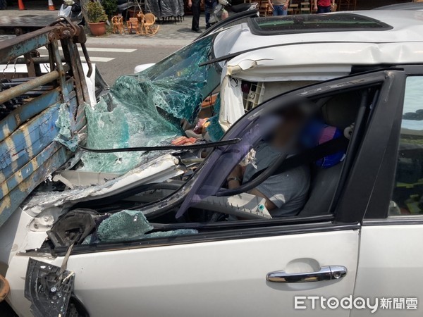 ▲自小客撞貨車，台中20歲男子卡車內頭部撕裂傷送醫。（圖／民眾提供）