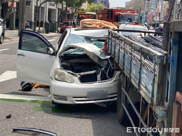 ▲自小客撞貨車，台中20歲男子卡車內頭部撕裂傷送醫。（圖／民眾提供）