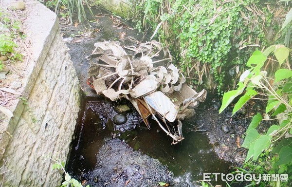 ▲桃園市吳姓叔姪15日共同駕駛耕耘機準備春耕整地，在龜山區某處農地下坡處失控翻落，2人同時跳機，姪子跌落水溝傷重送醫不治。（圖／記者沈繼昌翻攝）