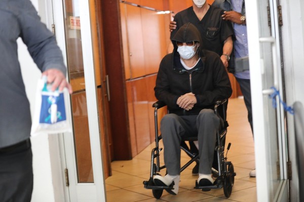 ▲布萊德彼特被拍到坐著輪椅離開醫院，看起來有些疲倦憔悴。（圖／CFP）