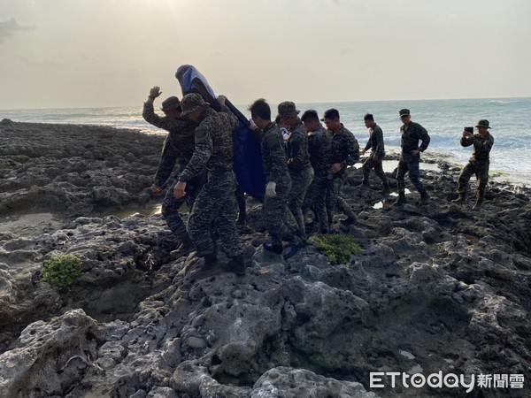 ▲▼空軍飛官潘穎諄於屏東南仁漁港尋獲遺體。（圖／記者吳奕靖翻攝）